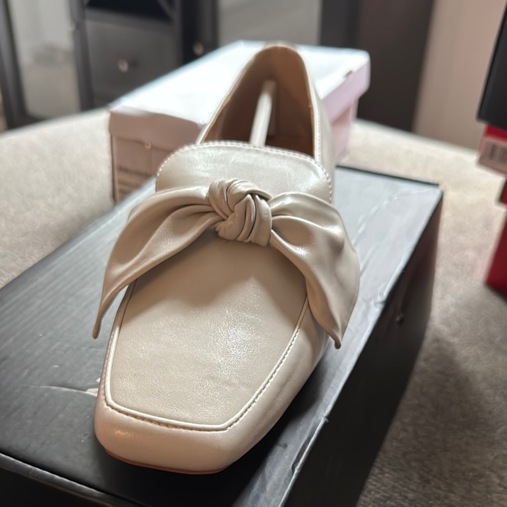 Elegant Cream Loafers with Bow Detail